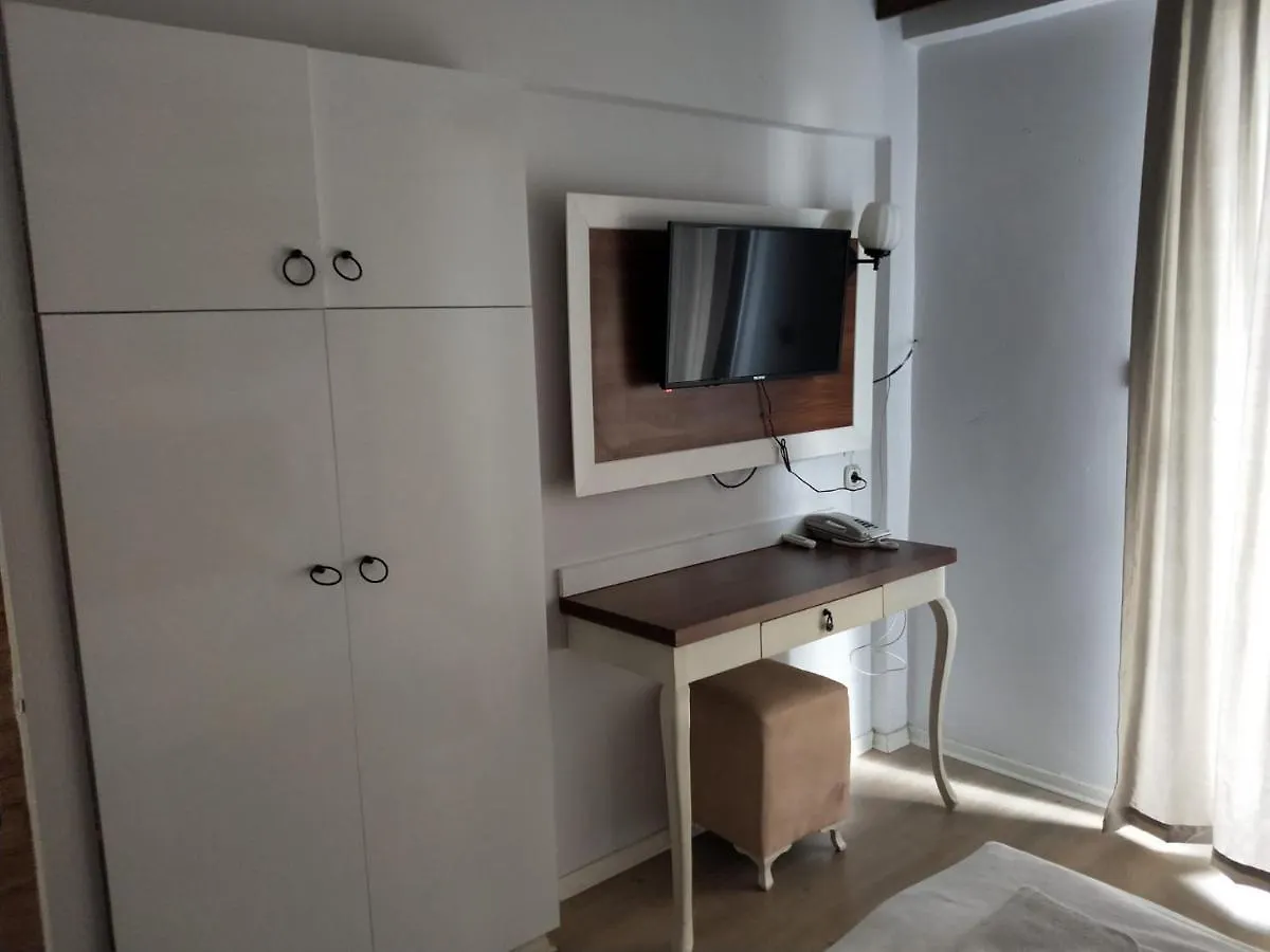 Central And Comfy Hotel Room Near Popular Attractions In Кушадасы